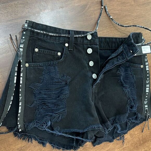 LF The Brand Black Rebel Distressed Denim Hot Shorts Zip Sides Raw Hem Sz 28 NWT - Picture 5 of 11